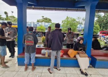 MENUNGGU BUS: Seorang warga menunggu bus di Terminal Kembang Joyo, Kabupaten Pati pada Senin, 7 April 2025. (Setyo Nugroho/Lingkarjateng.id)