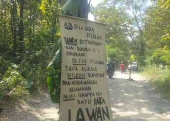 DEMONSTRASI: Aksi protes warga Desa Nglebur, Janjang, dan Bleboh, Kecamatan Jiken, Kabupaten Blora, Jawa Tengah, menanam pohon pisang di tengah jalan karena kerusakan yang terjadi tak kunjung diperbaiki. (Antara/Lingkarjateng.id)