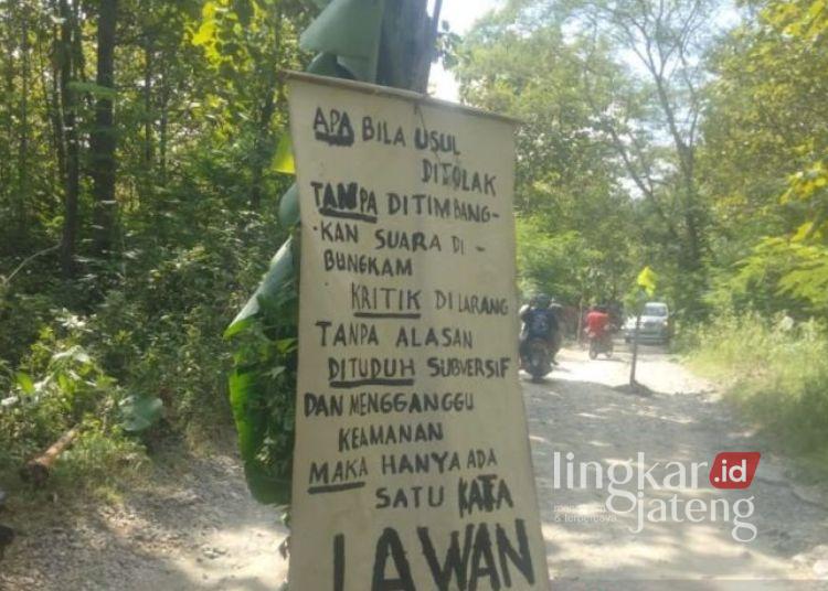 Protes Jalan Rusak Cabak-Ngleboh Blora Dijaga Polisi 25 DEMONSTRASI: Aksi protes warga Desa Nglebur, Janjang, dan Bleboh, Kecamatan Jiken, Kabupaten Blora, Jawa Tengah, menanam pohon pisang di tengah jalan karena kerusakan yang terjadi tak kunjung diperbaiki. (Antara/Lingkarjateng.id)
