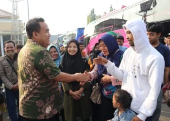 Bupati Blora, Arief Rohman, bersalaman dengan warga setempat yang akan kembali merantau ke Jakarta di depan Rumah Dinas Bupati Blora pada Kamis, 10 April 2025. (Dok. Dinrumkimhub Blora/Lingkarjateng.id)