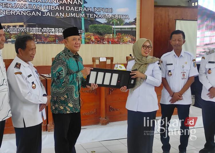Bupati Demak, Eisti'anah, saat menerima hibah PJU tenaga surya bertempat di Kantor Kecamatan Karanganyar, Kabupaten Demak, pada Rabu, 9 April 2025. (M. Burhanuddin Aslam/Lingkarjateng.id)