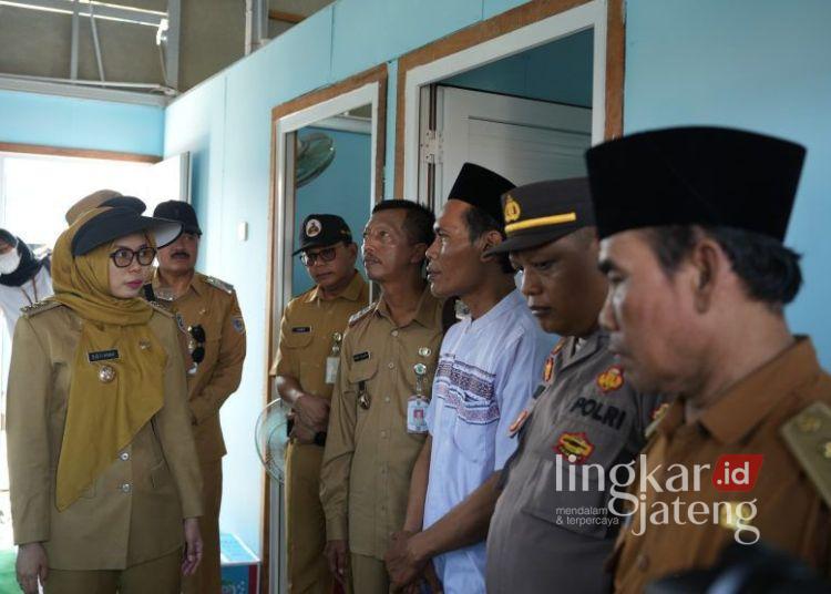 Bupati Demak Eisti’anah saat meninjau pembangunan rumah amfibi yang ada di Desa Surodadi, Kecamatan Sayung, Senin, 14 April 2025. (M Burhanuddin Aslam/Lingkarjateng.id)