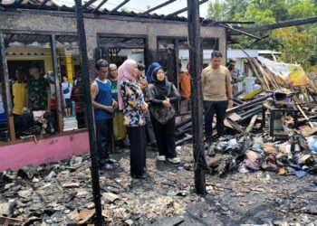 Bupati Kendal, Dyah Kartika Permanasari didampingi Camat Cepiring saat meninjau rumah korban kebakaran di Desa Botomulyo, Kecamatan Cepiring, Jumat, 11 April 2025. (Arvian Maulana/Lingkarjateng.id)
