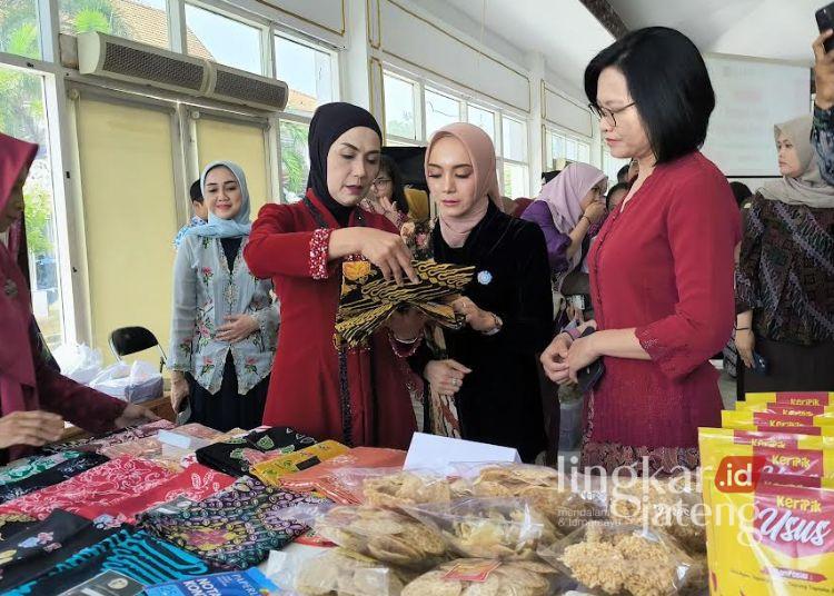 Bupati Kendal, Dyah Kartika Permanasari (kiri) melihat batik yang dijual salah satu UMKM Kendal, didampingi oleh Ketua TPPKK, Niken Larasati (tengah) dan Kepala Kejari Kendal, Lila Nasution, di bazar UMKM Pendopo Tumenggung Bahurekso Setda Kendal, Senin, 21 April 2025. (Arvian Maulana/Lingkarjateng.id)