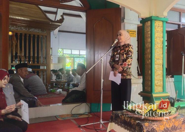 Haul Wali Gembyang, Bupati Kendal Ajak Masyarakat Teladani Ulama 25 Bupati Kendal, Dyah Kartika Permanasari, saat memberi sambutan dalam kegiatan Haul Wali Gembyang di Kelurahan Patukangan, Kecamatan/Kabupaten Kendal, pada Selasa, 8 April 2025. (Arvian Maulana/Lingkarjateng.id)