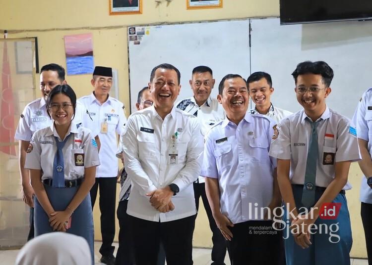 Bupati Kudus, Sam’ani Intakoris, saat meninjau pelaksanaan MBG di SMA 1 Kudus pada Rabu, 16 April 2025. (Nisa Hafizhotus S./Lingkarjateng.id)