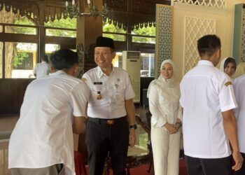Bupati Kudus, Sam'ani Intakoris, bersalaman dengan ASN dalam kegiatan halal bihalal di Pendopo Kabupaten Kudus pada Rabu, 9 April 2025. (Mohammad Fahtur Rohman/Lingkarjateng.id)