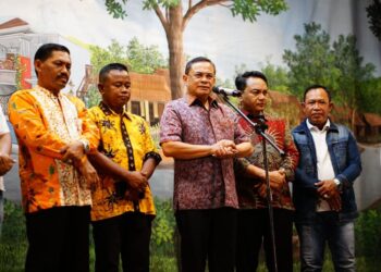 HALAL BIHALAL: Bupati Pati, Sudewo (tengah), menghadiri halal bihalal di di RT 4 RW 1 Desa Trimulyo, Kecamatan Juwana pada Selasa, 8 April 2025 malam. (Humas Pemkab Pati/Lingkarjateng.id)