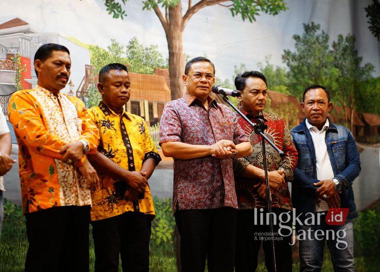 Bupati Pati Ajak Seluruh Warga Dukung Program Pembangunan Daerah 25 HALAL BIHALAL: Bupati Pati, Sudewo (tengah), menghadiri halal bihalal di di RT 4 RW 1 Desa Trimulyo, Kecamatan Juwana pada Selasa, 8 April 2025 malam. (Humas Pemkab Pati/Lingkarjateng.id)