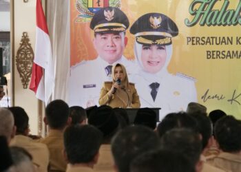 Bupati Pekalongan, Fadia Arafiq, saat memberi sambutan dalam acara halal bihalal dengan kepala desa dan lurah se-Kabupaten Pekalongan pada Senin, 28 April 2025. (Fahri Akbar/Lingkarjateng.id)