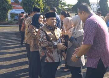 Bupati Semarang, Ngesti Nugraha, saat menggelar halal bihalal di Halaman Kantor Bupati Semarang, Ungaran, Kabupaten Semarang, pada Selasa, 8 April 2025. (Hesty Imaniar/Lingkarjateng.id)