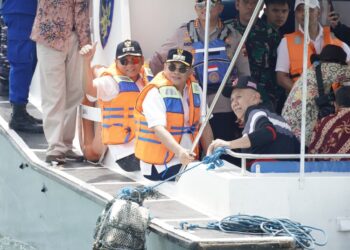 Bupati dan Wakil Bupati Pati, Sudewo dan Risma Ardhi Chandra, saat menghadiri acara sedekah laut di Desa Bajomulyo, Kecamatan Juwana, Kabupaten Pati, pada Minggu, 13 April 2025. (Dok. HMS/Lingkarjateng.id)