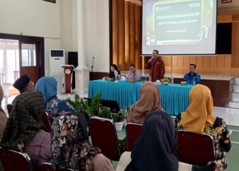 Camat Dukuhseti, Agus Sunarko, saat menyampaikan sambutan dalam acara sosialisasi penjaringan calon peserta didik sekolah rakyat di Sentra Margo Laras, Kecamatan Margorejo, Kabupaten Pati, pada Selasa, 15 April 2025. (Setyo Nugroho/Lingkarjateng.id)