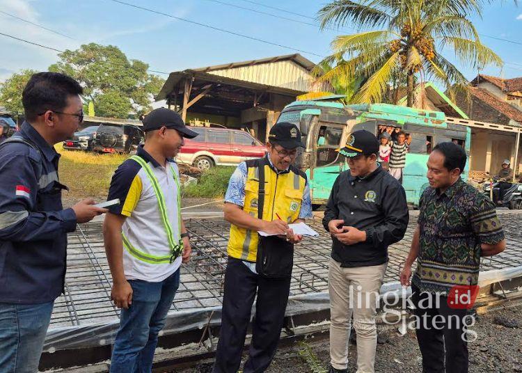 Ketua DPRD Kabupaten Jepara, Agus Sutisna, meninjau progress pengecoran jalan di ruas Jepara—Keling turut Desa Suwawal, Kecamatan Mlonggo, Kabupaten Jepara akhir Maret 2025. (M. Aminudin/Lingkarjateng.id)