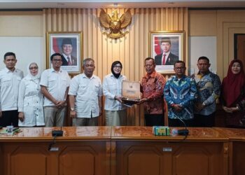 Wakil Ketua (Waka) DPRD Kabupaten Pekalongan, Ruben R. Prabu Faza (dua dari kanan) saat kunjungan ke Kementerian Koperasi RI di Jakarta pada Senin, 21 April 2025. (Fahri Akbar/Lingkarjateng.id)