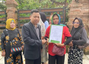 Taufiqur Rohman, kuasa hukum para korban dugaan penipuan investasi di Kudus, menunjukkan surat laporan yang dilayangkan ke Polda Jawa Tengah pada Jumat, 11 April 2025. (Mohammad Fahtur Rohman/Lingkarjateng.id)