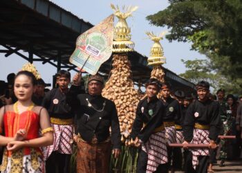 Warga mengarak dua gunungan ketupat dan lepet dalam Festival Kupat dan Lepet yang digelar di Pantai Kartini Jepara pada Senin, 7 April 2025. (Tomi Budianto/Lingkarjateng.id)