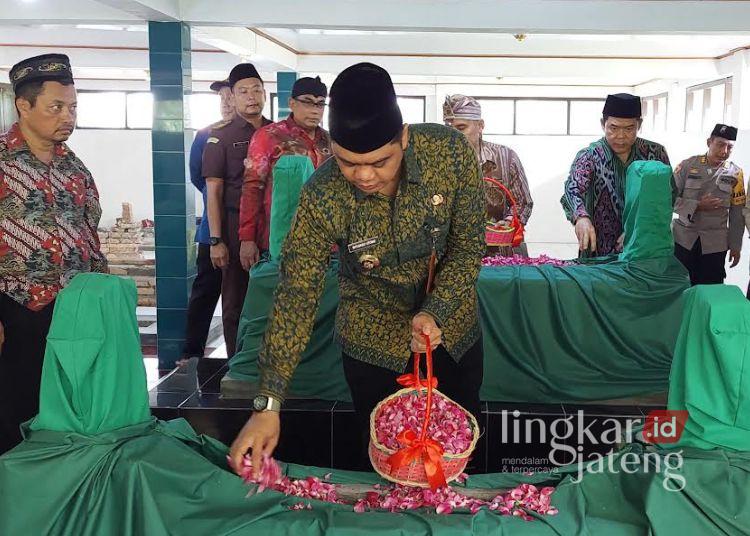 ZIARAH: Bupati Jepara, Witiarso Utomo menaburkan bunga di atas makam leluhur Jepara dalam prosesi ziarah peringatan Hari Jadi ke- 476 Jepara, Selasa, 8 April 2025. (M. Aminudin/Lingkarjateng.id)