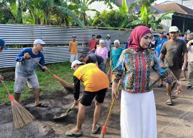 Bupati Kendal Ikut Bersihkan Jalan Bersama Warga Terdampak Stockpile 25 Bupati Kendal, Dyah Kartika Permanasari nampak ikut menyapu jalan dalam aksi keprihatinan bersih-bersih jalan yang rusak akibat aktivitas stockpile, Minggu (13/4). (Arvian Maulana/Lingkarjateng.id)