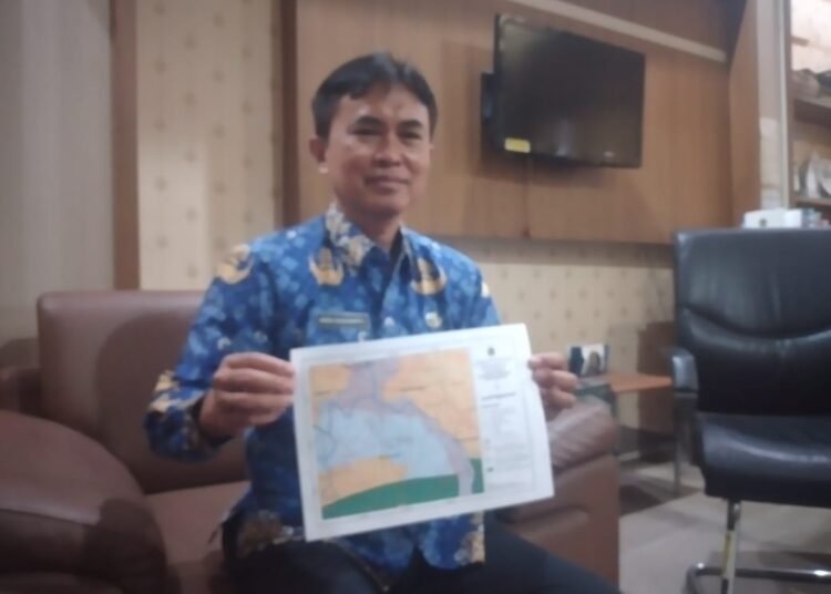 Kepala Bidang Geologi dan Air Tanah Dinas ESDM Jateng, Heru Sugiharto saat memperlihatkan peta Kota Semarang. (Rizky Syahrul Al-Fath/Lingkarjateng.id)