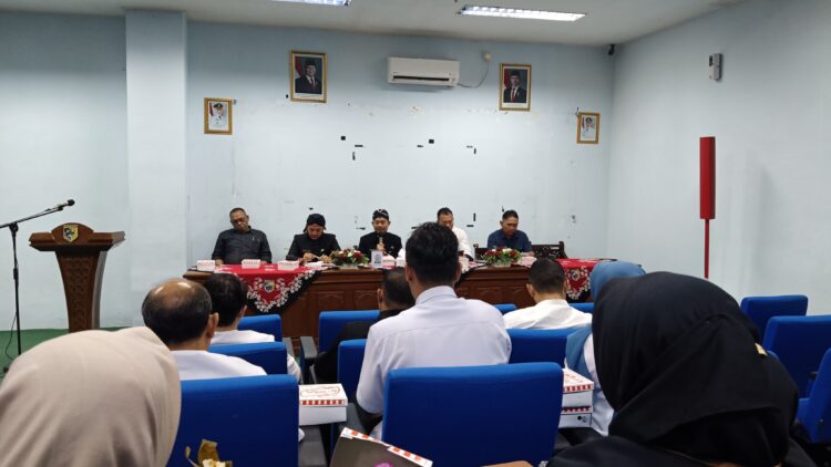 Suasana rapat koordinasi persiapan menyambut peringatan Hari Buruh Internasional bertempat di Ballroom Wakil Bupati Demak pada Senin, 28 April 2025. (M. Burhanuddin Aslam/Lingkarjateng.id)