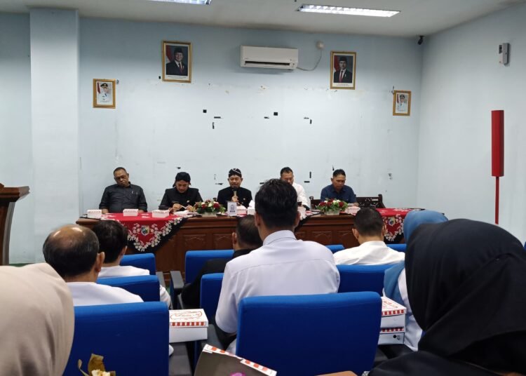 Peringati Hari Buruh, Pemkab Demak Akan Gelar Jalan Sehat di Sport Center 25 Suasana rapat koordinasi persiapan menyambut peringatan Hari Buruh Internasional bertempat di Ballroom Wakil Bupati Demak pada Senin, 28 April 2025. (M. Burhanuddin Aslam/Lingkarjateng.id)