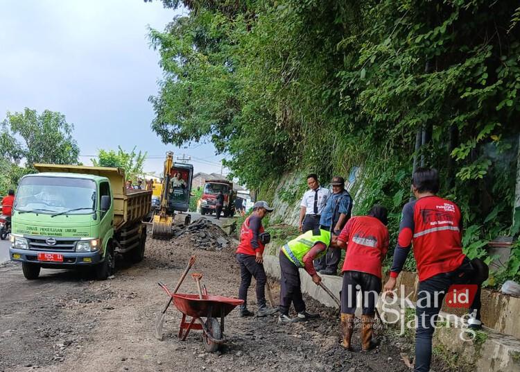 Perbaikan sementara jalan rusak di Kelurahan Pongangan, Kecamatan Gunungpati, Kota Semarang, pada Selasa, 15 April 2025. (Dok. HMS/Lingkarjateng.id)