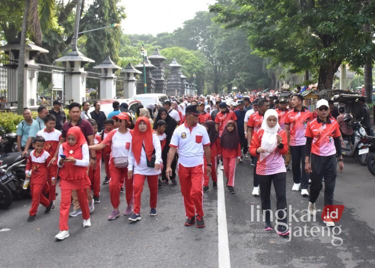 Bupati dan Wakil Bupati Demak, Eisti'anah dan Muhammad Badruddin, bersama forkopimda dan seluruh peserta saat mengikuti jalan sehat dalam rangka peringatan Hari Jadi ke-522 Kabupaten Demak pada Jumat, 11 April 2025. (M. Burhanuddin Aslam/Lingkarjateng.id)