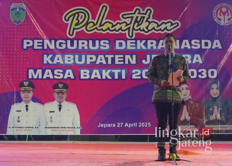 Bupati Jepara, Witiarso Utomo saat memberikan sambutan dalam pelantikan Pengurus Dekranasda Kabupaten Jepara di Alun-alun 1 Jepara pada Minggu malam 27 April 2025.(Muhammad Aminudin/Lingkarjateng.id)