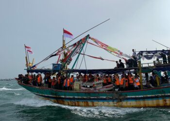Bupati Jepara, Witiarso Utomo, bersama Wakil Bupati, M. Ibnu Hajar, dan rombongan hendak melarung miniatur kapal berisi kepala kerbau ke laut dalam Pesta Lomban yang digelar pada Senin, 7 April 2025. (Muhammad Aminudin/Lingkarjateng.id)