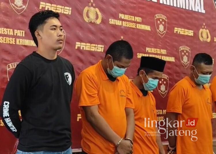 Mantan karyawan PDAM Pati, JDF (dua dari kanan), yang menjadi tersangka penipuan saat dihadirkan dalam konferensi pers di Mapolresta Pati pada Kamis, 24 April 2025. (Mutia Parasti/Lingkarjateng.id)