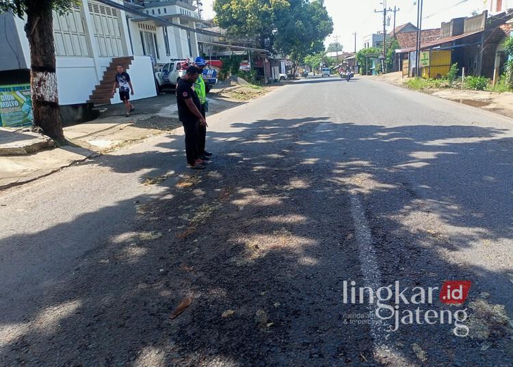 Pihak kepolisian saat melakukan olah TKP di lokasi kecelakaan yang melibatkan truk tronton dan sepeda motor di Desa Sengonbul, Kecamatan Mayong, Kabupaten Jepara, pada Selasa, 20 April 2025. (Tomi Budianto/Lingkarjateng.id)