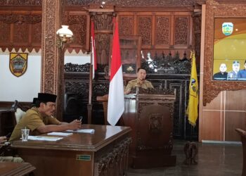 Kepala Dinsospermasdes Kabupaten Jepara, Edy Marwoto, saat memberi keterangan, Jumat, 25 April 2025. (Muhammad Aminudin/Lingkarjateng.id)