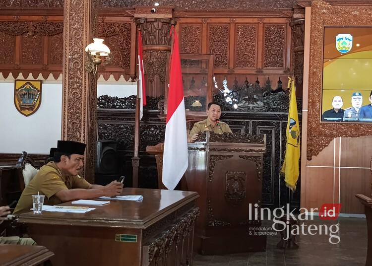 Kepala Dinsospermasdes Kabupaten Jepara, Edy Marwoto, saat memberi keterangan, Jumat, 25 April 2025. (Muhammad Aminudin/Lingkarjateng.id)