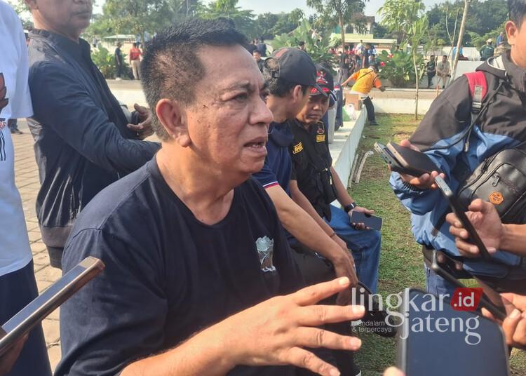 Ketua Dekranasda Kendal, Murdoko, saat memberi keterangan kepada awak media pada Jumat, 25 April 2025. (Unggul Priambodo/Lingkarjateng.id)