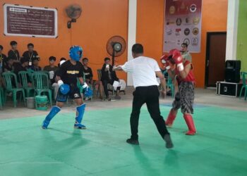 Peserta king boxing saat bertanding dalam event Sultan Raden Mas Fighting Cup 2025 di GOR Desa Karangrejo, Kecamatan Wonosalam, Kabupaten Demak, pada Minggu, 20 April 2025. (M. Burhanuddin Aslam/Lingkarjateng.id)