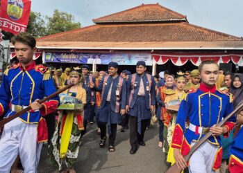 Bupati dan Wakil Bupati Jepara, Witiarso Utomo dan M. Ibnu Hajar, saat memimpin Kirab Buka Luwur Ratu Kalinyamat pada Rabu, 9 April 2025. (Mohammad Aminudin/Lingkarjateng.id)