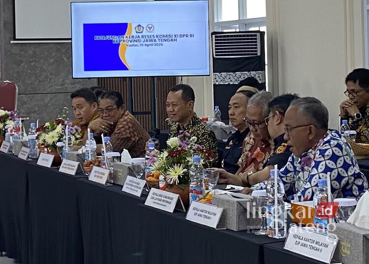 Bupati Kudus, Sam’ani Intakoris, saat berdiskusi dengan Komisi XI DPR RI, perwakilan Kementerian Keuangan RI, Direktur Jenderal Bea dan Cukai, serta jajaran terkait lainnya, yang melakukan kunjungan kerja reses di APHT, Desa Megawon, Kecamatan Jati, Kudus, pada Selasa, 15 April 2025. (Nisa Hafizhotus S./Lingkarjateng.id)