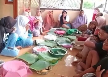 Warga saat berkumpul untuk merayakan lebaran ketupat di salah satu musala yang terletak di Dukuh Kampung Baru, Kelurahan Randublatung, Kabupaten Blora, pada Senin, 7 April 2025. (Hanafi/Lingkarjateng.id)