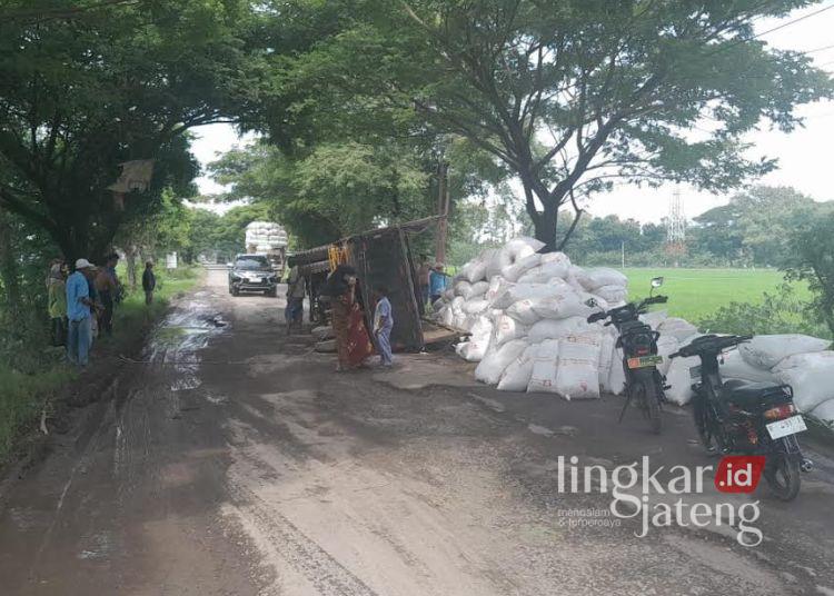 ILUSTRASI: Truk terguling saat melintasi jalan rusak di Jalan Raya Winong-Gabus, Kabupaten Pati pada Rabu, 19 Maret 2025. (Setyo Nugroho/Lingkarjateng.id)