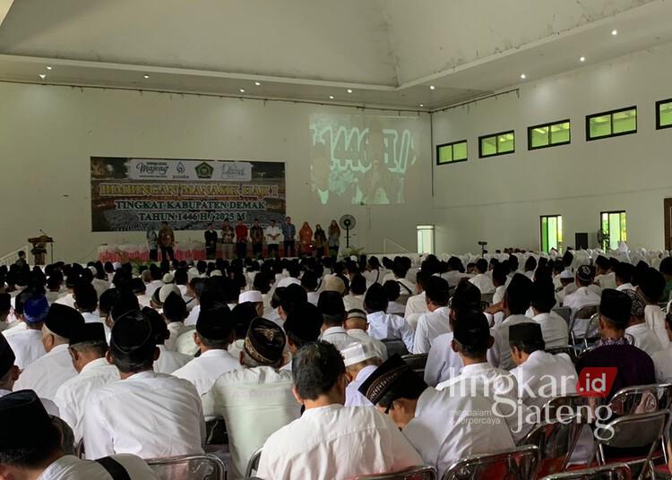 Para calon jemaah haji saat mengikuti kegiatan bimbingan manasik haji tingkat kabupaten tahap I yang bertempat di Aula IPHI Demak pada Rabu, 9 April 2025. (M. Burhanuddin Aslam/Lingkarjateng.id)