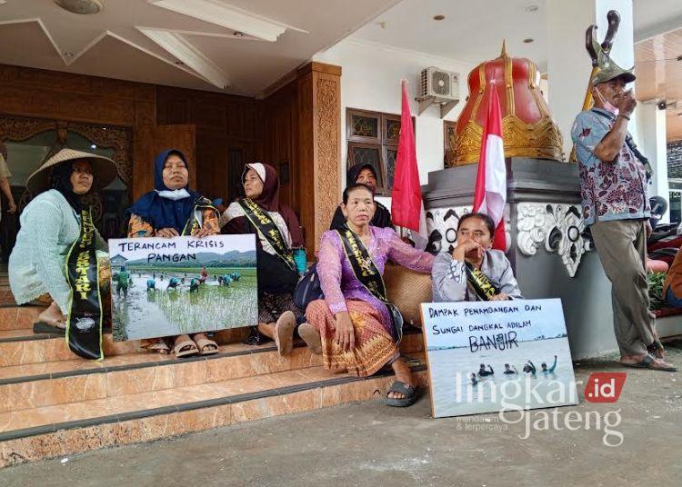 Warga Sukolilo menyampaikan tuntutan penutupan tambang ilegal di Sukolilo sebelum audiensi di Kantor DPRD Kabupaten Pati, Senin, 28 April 2025. (Setyo Nugroho/Lingkarjateng.id)