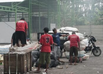 MENIMBANG: Petugas Bank Sampah Induk Kota Pekalongan tengah menimbang sampah anorganik milik warga sebelum dicatat sebagai saldo Tabungan, Kamis, 10 April 2025. (Fahri Akbar/Lingkarjateng.id)