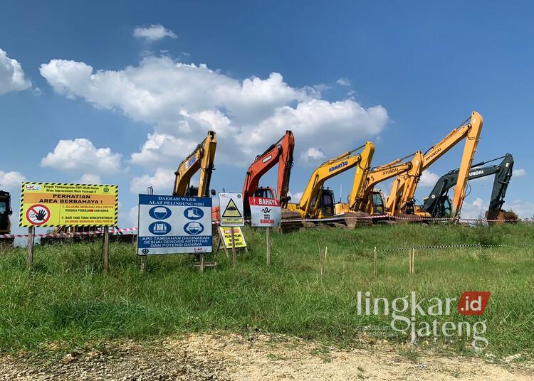 Sejumlah alat berat terparkir di tanggul Sungai Wulan wilayah Karanganyar, Kabupaten Demak. (M. Burhanuddin Aslam/Lingkarjateng.id)