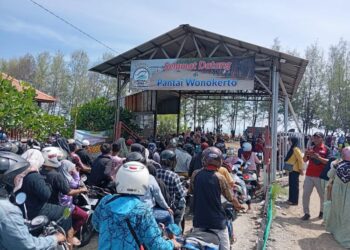 Antrean pengunjung mengular di pintu masuk objek wisata Pantai Wonokerto, Kecamatan Wonokerto, Kabupaten Pekalongan, pada momen Syawalan, Senin, 7 April 2025. (Fahri Akbar/Lingkarjateng.id)