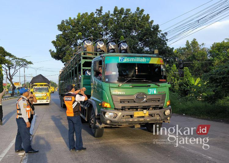 Angkutan Barang Dilarang Melintas di Jalan Pantura Kendal, Berlaku Mulai 14 April 2025 25 Kepala Dishub Kendal, Mohammad Eko nampak sedang menghentikan truk dan memberi tahu terkait pembatasan operasional angkutan barang di area exit tol Weleri Kendal. (Arvian Maulana/Lingkarjateng.id)