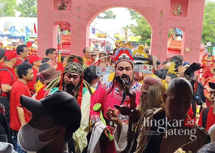 Suasana meriah ritual pawai KongCo-MakCo di kompleks Kelenteng Cu An Kiong, Desa Soditan, Kecamatan Lasem, Kabupaten Rembang, Minggu, 20 April 2025. (Vicky Rio/Lingkarjateng.id)