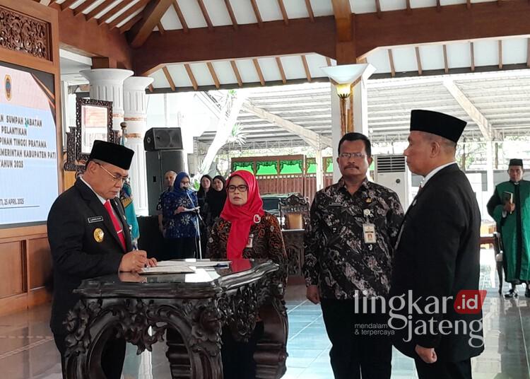Bupati Pati, Sudewo, saat menandatangani surat keputusan pelantikan Riyoso menjadi Kepala DPUTR di Pendopo Kabupaten Pati pada Jumat, 25 April 2025. (Mutia Parasti/Lingkarjateng.id)