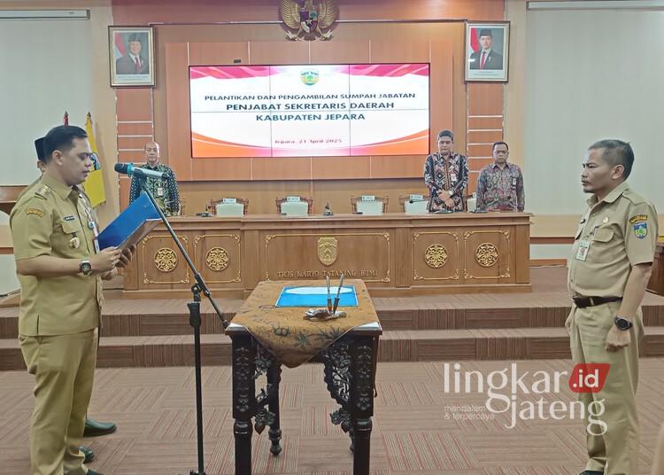 Bupati Jepara, Witiarso Utomo, saat melantik Ary Bachtiar sebagai Pj. Sekda Jepara di Gedung Shima Setda Jepara pada Senin, 21 April 2025. (Tomi Budianto/Lingkarjateng.id)