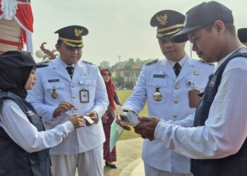 Bupati dan Wakil Bupati Jepara, Witiarso Utomo dan M. Ibnu Hajar, saat mempraktikkan penggunaan alat tiket elektronik saat peluncuran program e-ticketing pariwisata di Alun-alun 1 Jepara pada Kamis, 10 April 2025. (Muhammad Aminudin/Lingkarjateng.id)